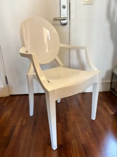 Cadeira de acrílico branca