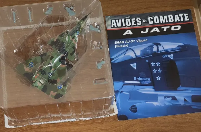 Miniatura Avião a Jato Suécia Saab AJ 37 Viggen Altaya Escala 1/72