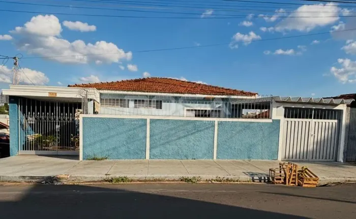 Casa Padrão à Venda no Jardim São João Batista - São Carlos
