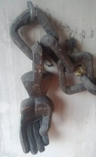 Mão esculpida e elos tudo feito em um tronco único em madeira único