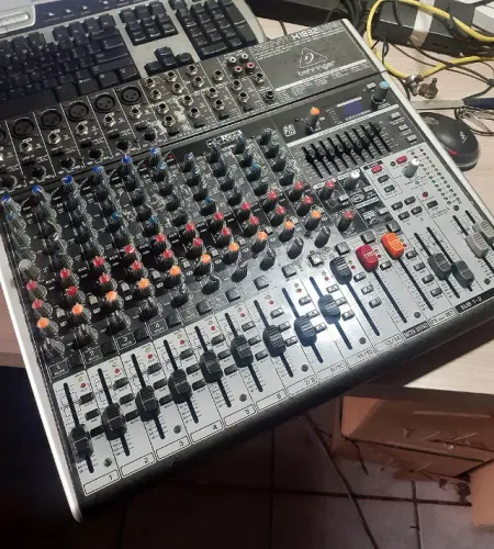 Mesa de Som 14 Canais Behringer XENYX X1832USB com USB e Efeitos