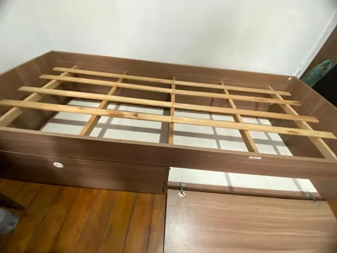 Cama solteiro madeira com portas R$100