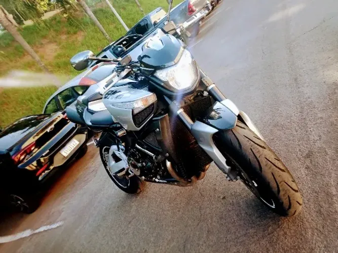 Suzuki b-king 1340 cilindrada mesmo motor da Hayabusa muito forte 