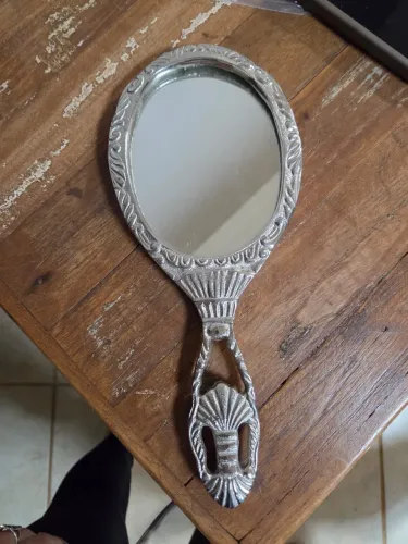 Espelho de Mão Decorativo em Metal - Estilo Clássico