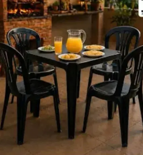 Vendo 2 jogos de mesa e cadeiras de plástico bistro