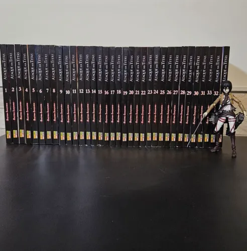Coleção completa mangás Ataques dos Titãs - 1 a 34 + Figure Mikasa