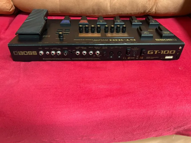 Boss gt100 super conservada
