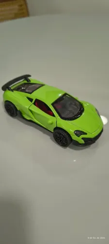 Carrinho miniatura em metal  do carro McLaren 675LT na cor verde-limão colecionável 