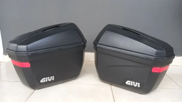 Baús laterais Givi E22n com malas internas