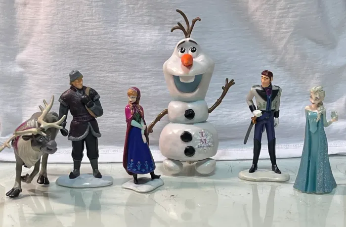 Conjunto miniaturas frozen + Olaf eletrônico (de Orlando)