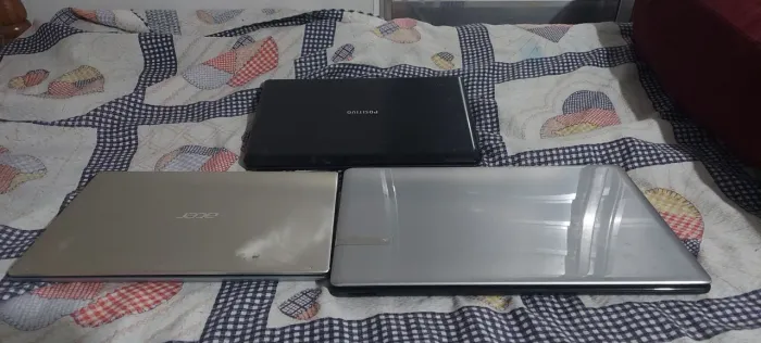 3 notebook levo na estação próxima de min