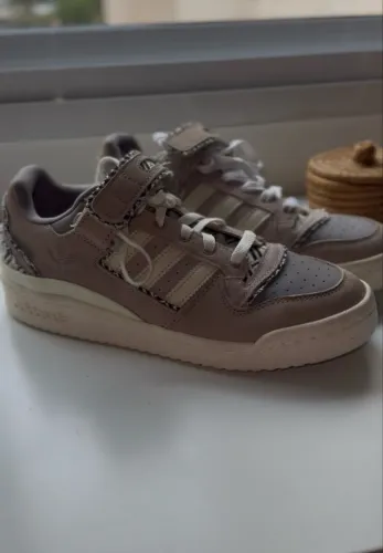 Tenis Adidas pouco usado, Tamanho 39!! Em perfeito estado p seu dia a dia
