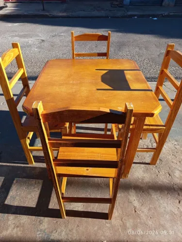 Mesa com 4 cadeiras