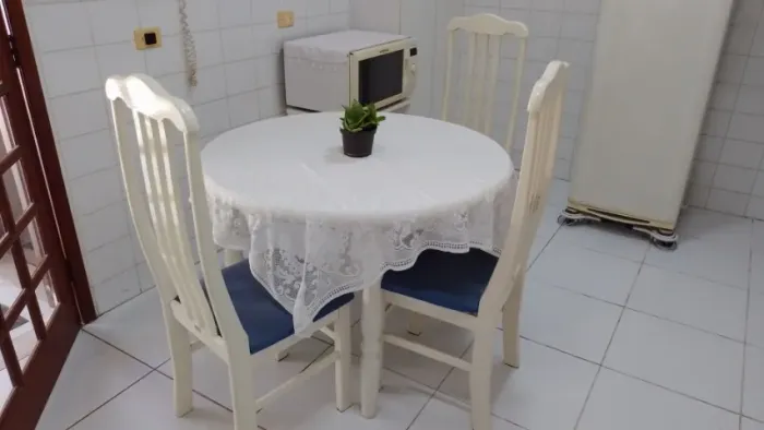 Mesa de Cozinha Redonda Branca + 3 Cadeiras em Madeira