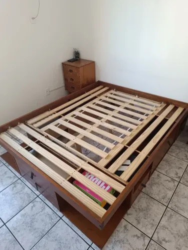 Cama Queen em madeira maciça 