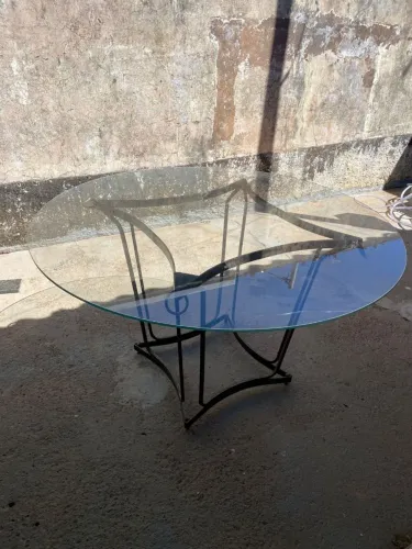  Mesa Rústica com tampo de vidro.