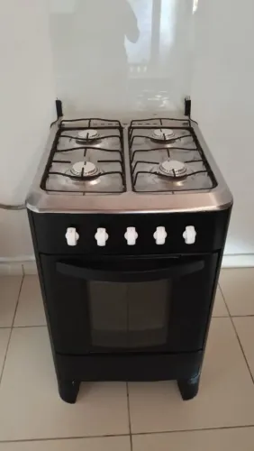 Fogão esmaltec funciona às 4 bocas e o forno certinho