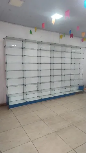 Expositor/prateleira e bancão de vidro Farmacia