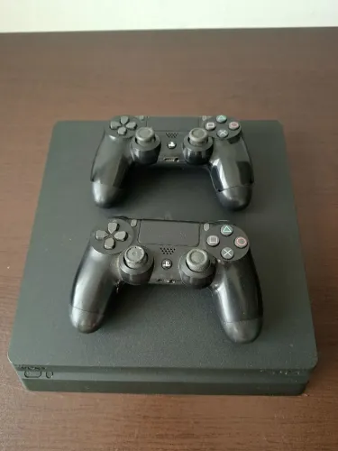 PlayStation 4 Slim 500GB + 2 Controles Originais