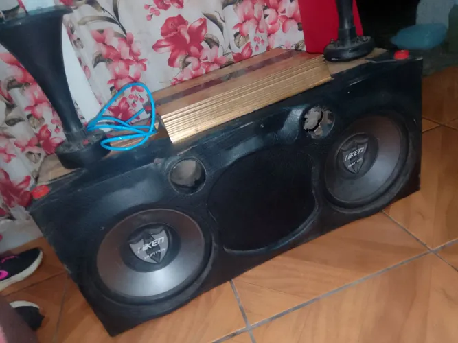 Vendo som de carro