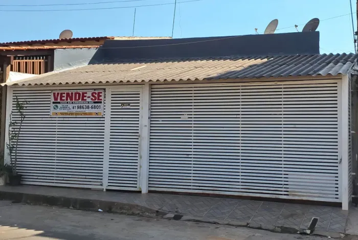 Vendo Casa na QR 310 3 Qts. Suíte, Laje, documentação ok.