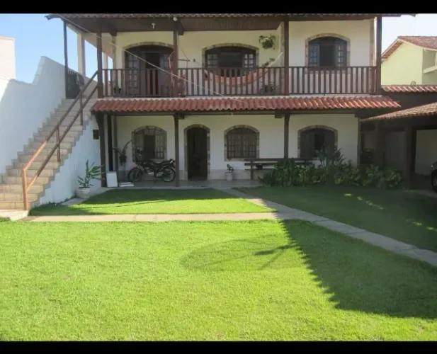 Alugo linda casa no peró com 4 quartos