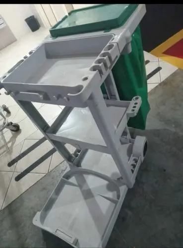 Carro Funcional Extra da Bralimpia, modelo com bolsa de vinil verde