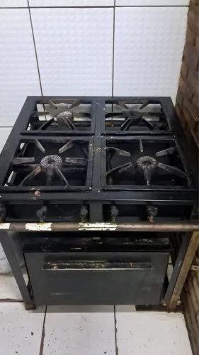Vendo fogão industrial 4 bocas funcionando perfeitamente