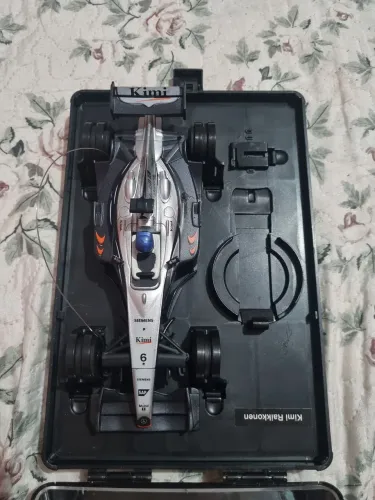 Miniatura colecionável fórmula 1 mercedes-benz (falta apenas o controle)