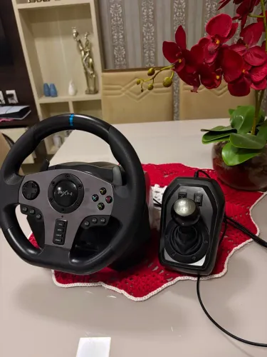 Volante pxn v9 gen2, opção muito boa para jogar jogos de corrida e outros simuladores.