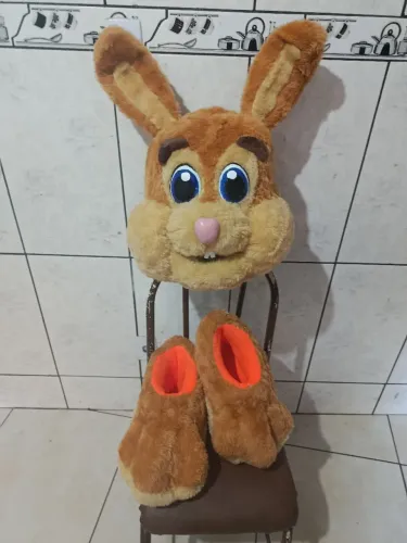 Cabeção de pelúcia e espuma Coelho