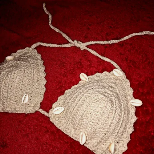 Top de crochet em linha nude com búzios lindo para o verão!