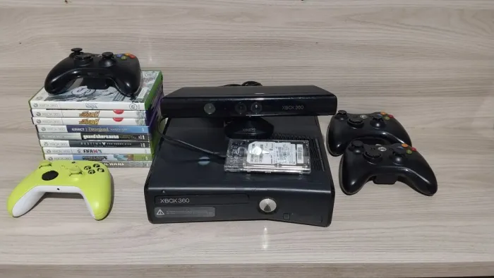 Xbox 360 + Kinect + Jogos + HD 1tb + 4 controles.