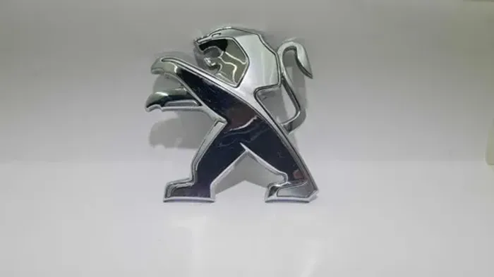 Emblema Tampa Traseira Peugeot 207 2010 * 47