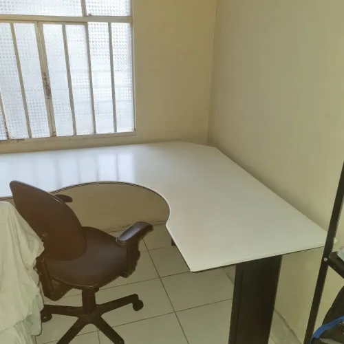Mesa de Escritório em L Branca - Estrutura de Aço Reforçada (Ergonômica)