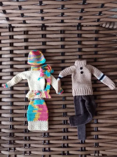 Dois conjuntos de roupas para boneca Barbie