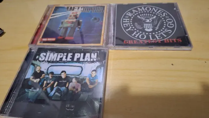 Coleção de CDs e DVDs originais