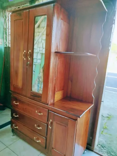 Lindo guarda roupa todo de madeira 