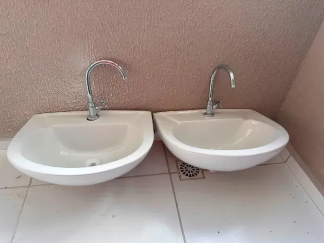 Conjunto com dois lavatórios sem coluna, marca Celite, linha Saveiro, cor Branco
