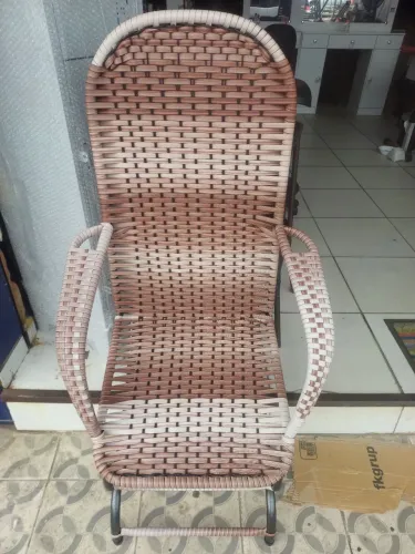 Cadeira de balanço de fibra sintética nova