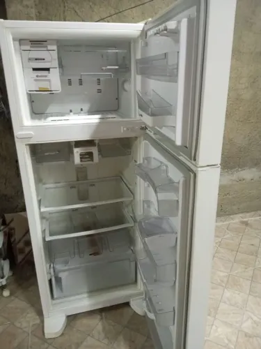 Desocupar lugar máquina e geladeira