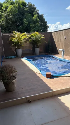 Linda casa com varanda e piscina