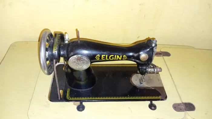 Máquina de Costura Elgin + Mesa ? Funcionando Perfeitamente