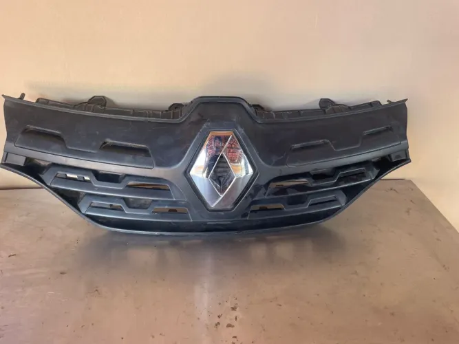 Grade do Kwid com emblema