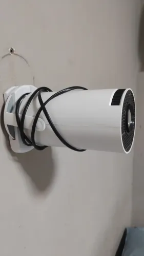 Vede-se projetor HY300A para utilizar peças (tela queimada) valor 80,00 reais