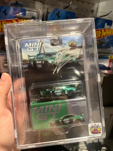 Mini GT Nissan Skyline R34 Salão Diecast 6 autografada pelo Wataru Kato + Case.