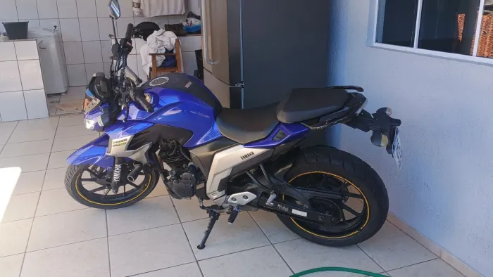 Moto impecável