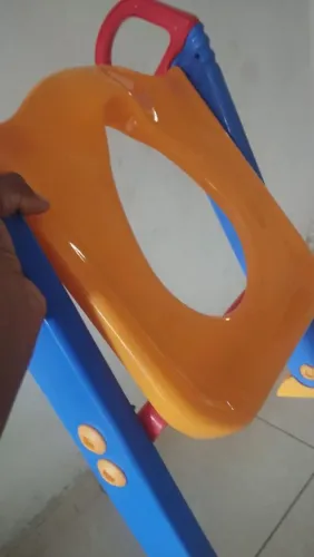 Vendo troninho estimular bebê fazer no vaso