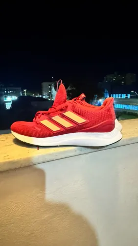 Tênis adidas vermelho