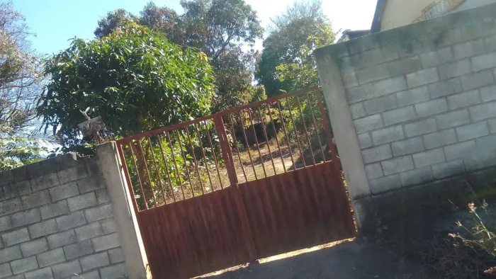 Vende-se terreno com casa ótima localização